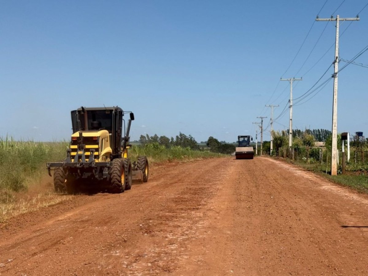 Naviraí-Prefeitura executa manutenção geral das estradas do Cinturão Verde